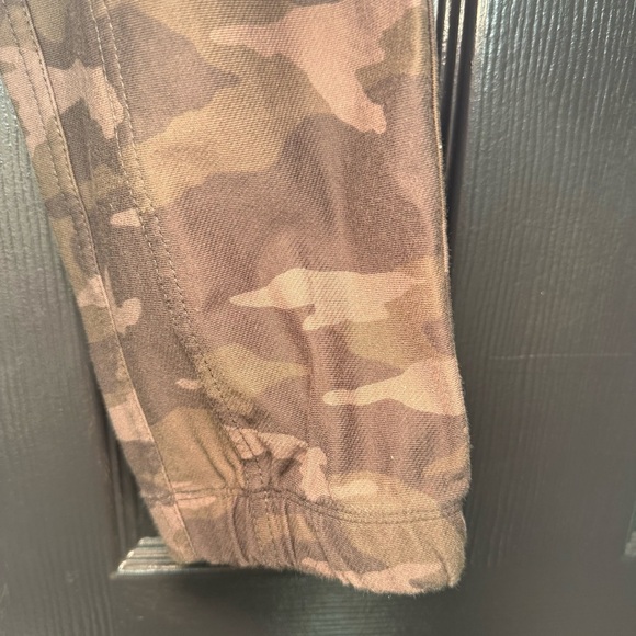 Athleta Farallon Camo joggers 4 - Picture 3 of 11